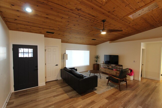 Building Photo - LEASE PENDING! Turn key Furnished Universi...