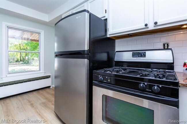 Building Photo - 4120 Lotus Dr