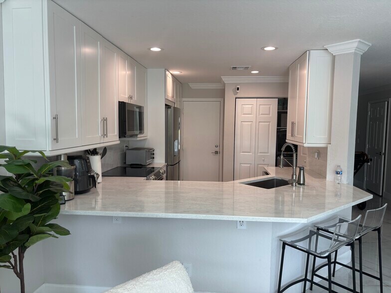 Building Photo - 16207 Sierra Palms Dr