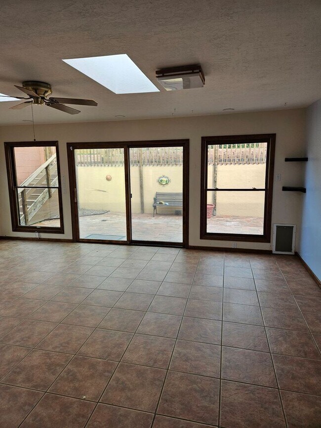 Building Photo - Energy Efficient 4 bed Home in Foothills