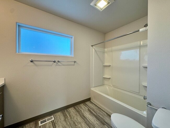 Building Photo - 6 E 12th Ave