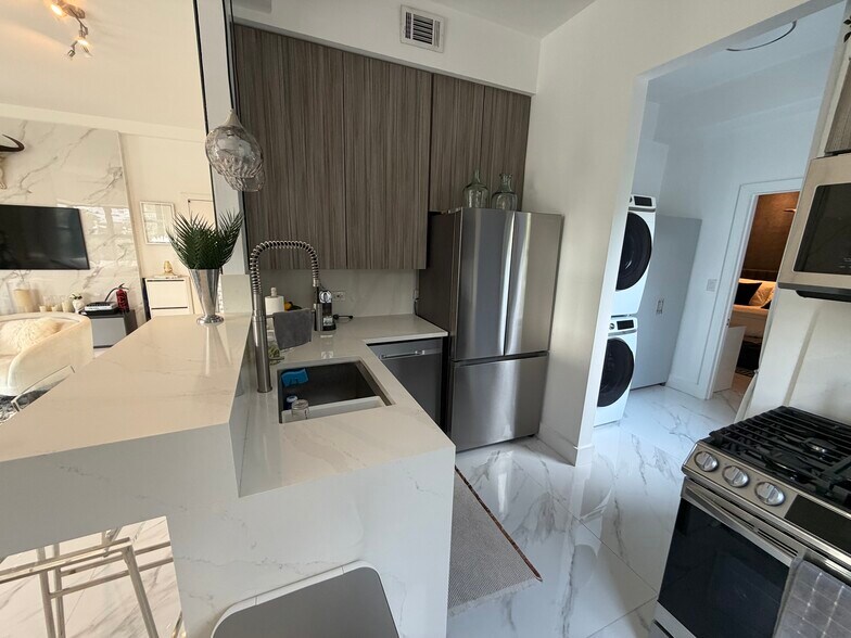 Building Photo - 2421 Lake Pancoast Dr