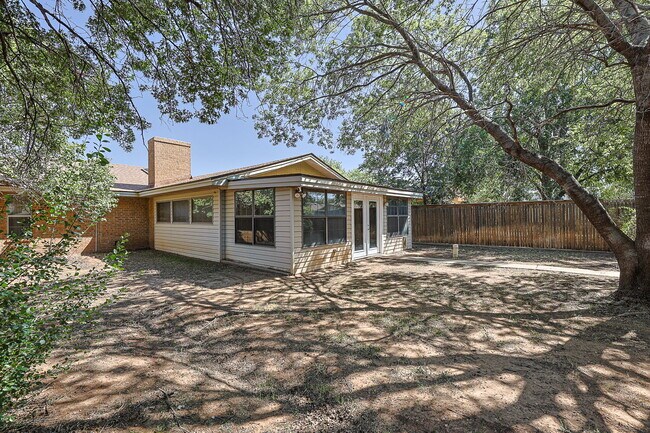 Building Photo - Spacious 3/2/2 near McCullough Park