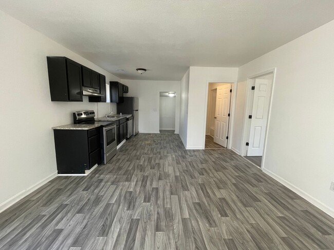 Building Photo - Recently Remodeled 2 bedroom 2 full bathro...