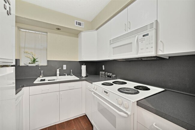 Building Photo - 7900 Westheimer Rd