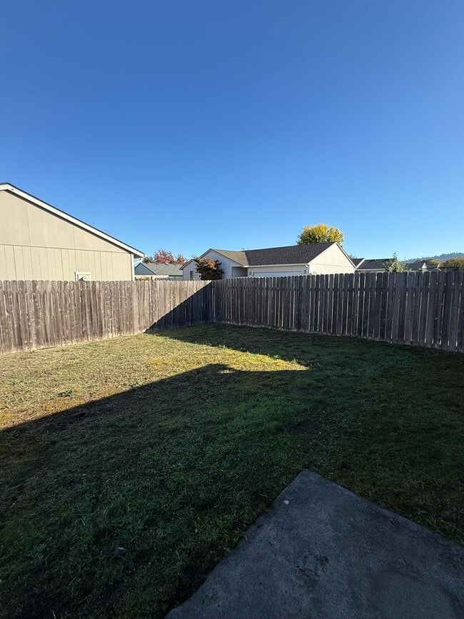 Building Photo - Charming 3 Bedroom 2 Bathroom Home in Quiet Neighborhood!