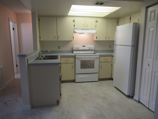 Building Photo - 2br/2ba Duplex with Lakeview