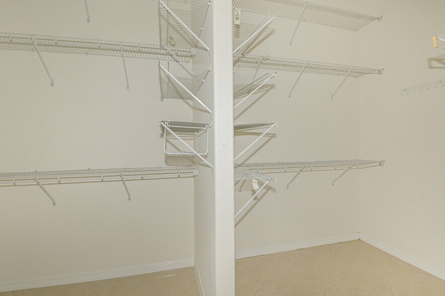 Master Closet - 1896 N Ravenwood Pt