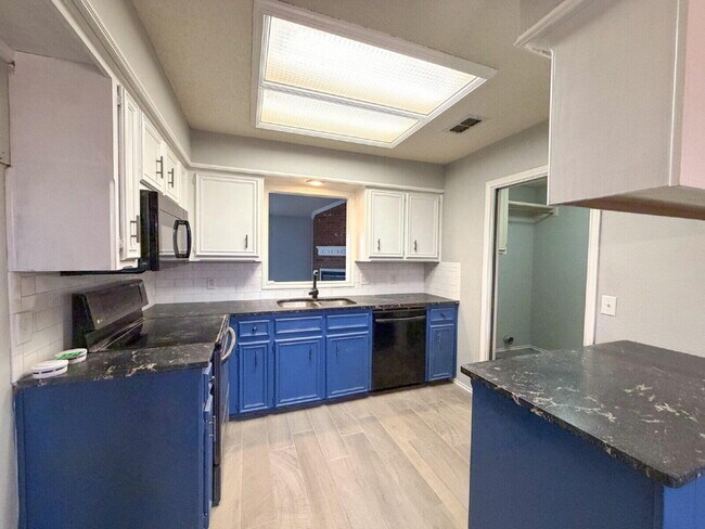 Building Photo - 9706 Aberdeen Ave