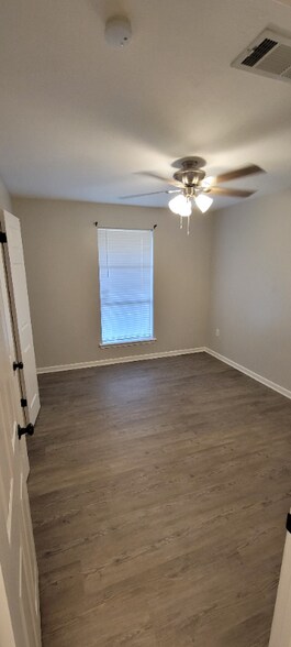 Building Photo - 858 Fountainbleau Dr