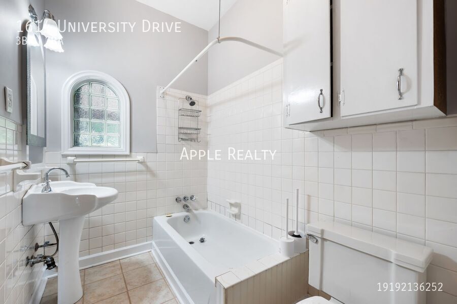 Building Photo - 1614 University Dr