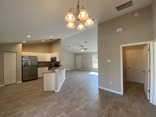 Building Photo - Custom Home - Desirable SE Ocala neighborhood 3/2/2 ** Wont Last**