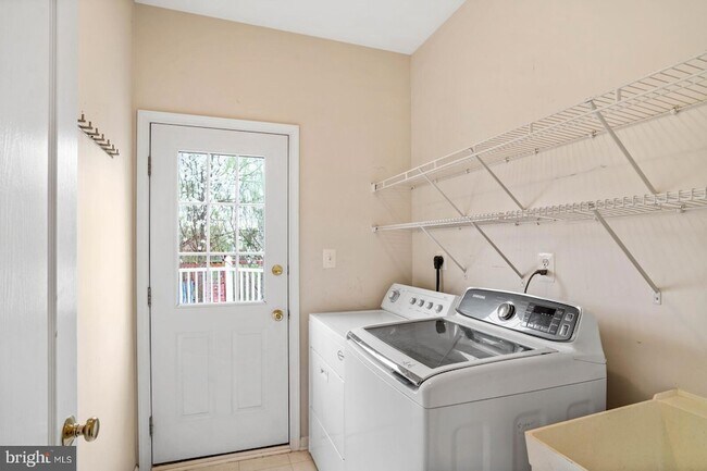 Building Photo - 43513 Lucketts Bridge Cir