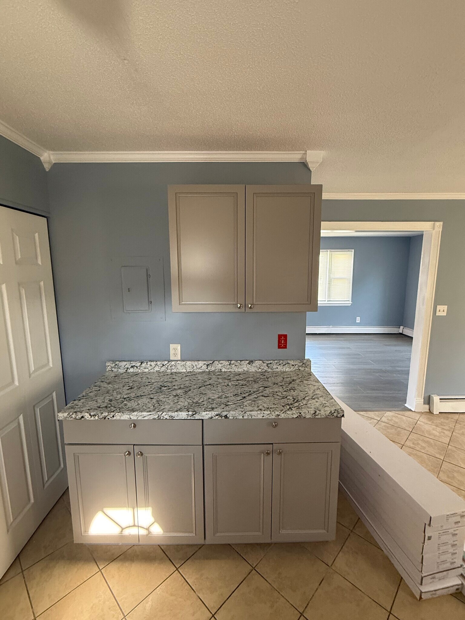 Building Photo - 8 Miles Ave