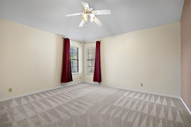 Building Photo - 2414 Mockingbird Dr