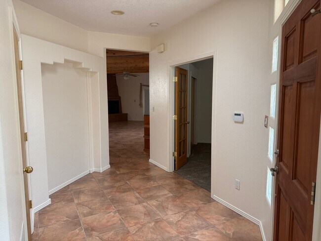 Building Photo - Location, Location!  3 Br, 2 Ba, fireplace in living room, kitchen appliances