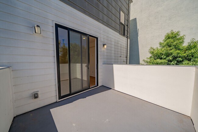 Building Photo - 848 32nd St