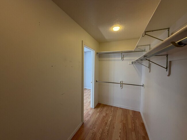 Building Photo - 6517 Glen Oak NE