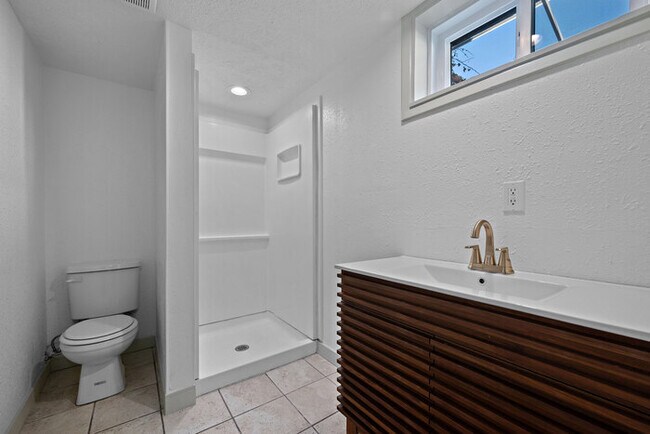 Building Photo - 840 W Montague Ave