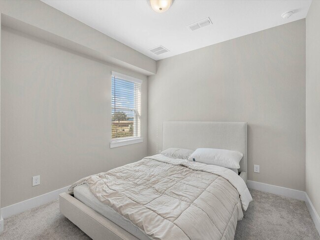 Building Photo - 16011 Mason Run Dr