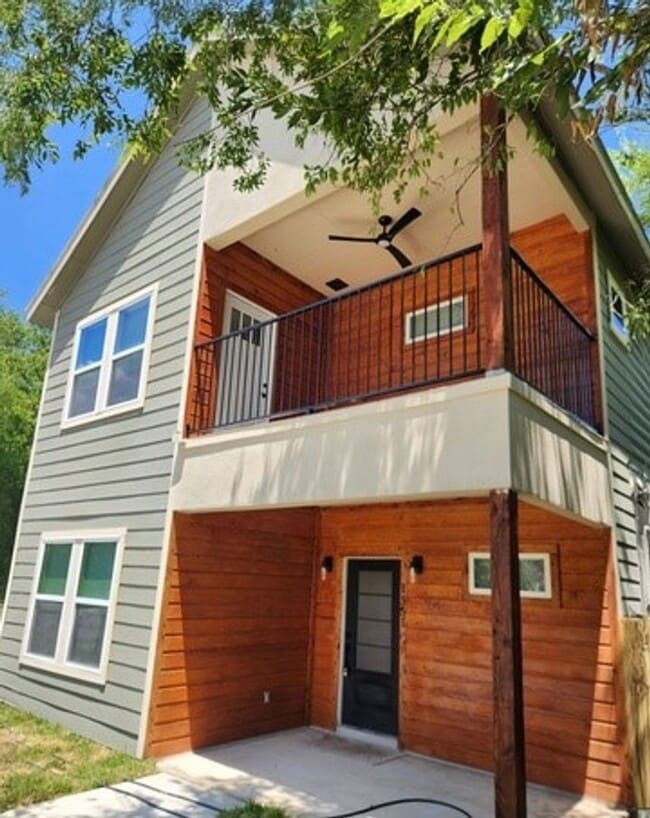 Building Photo - DOWNTOWN NEW BUILD RETREAT