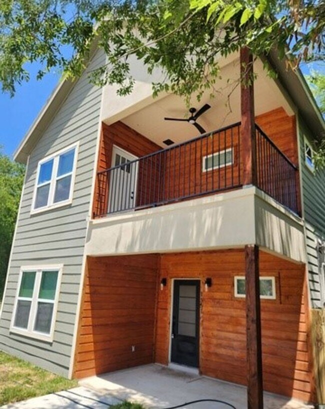 Primary Photo - DOWNTOWN NEW BUILD RETREAT
