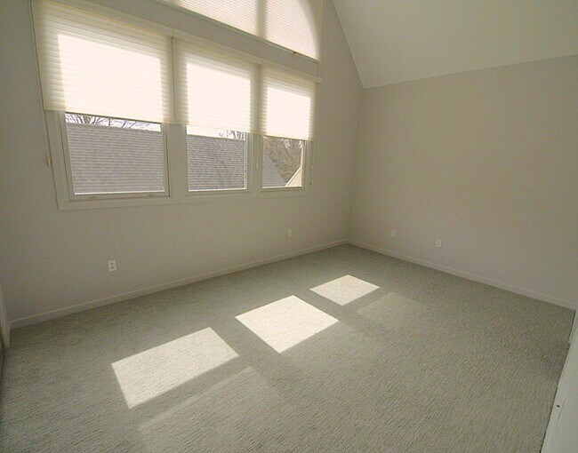 Building Photo - 14 Sedgewick Village Ln
