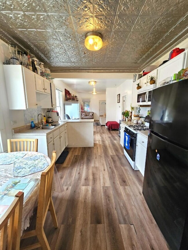 Building Photo - 454 S Des Plaines St