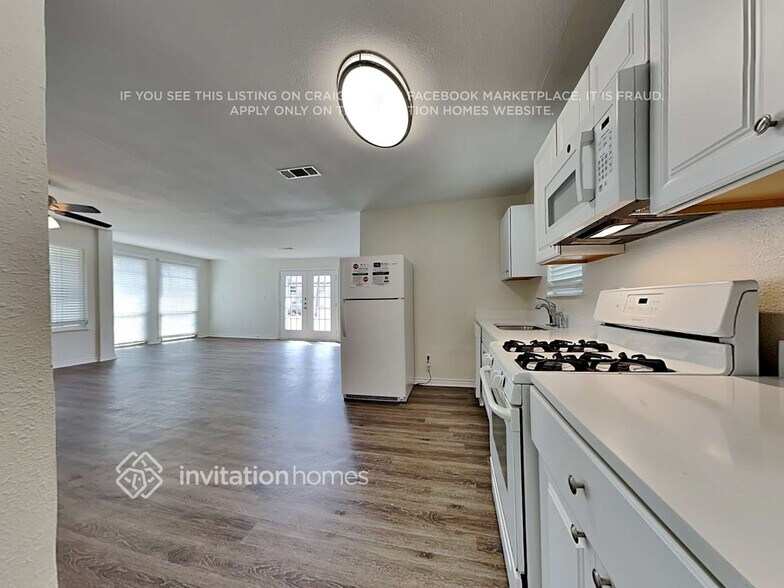 Building Photo - 1013 Casa Dr