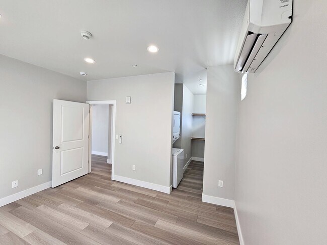 Building Photo - **Nearly new 1-Bedroom Midtown Apartment f...