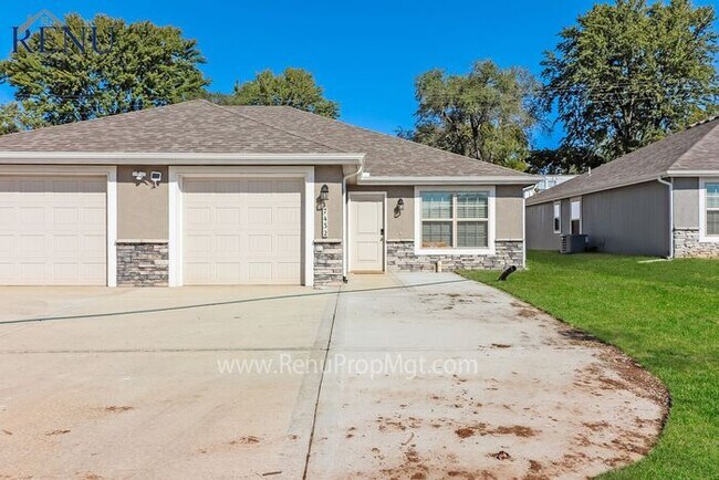 Primary Photo - Holiday Special: Free First Month's Rent!!