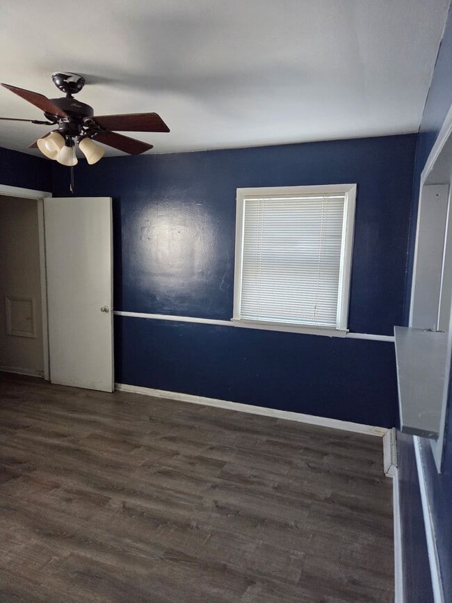 Building Photo - Large 4-Bedroom Single Family Home, Quiet Neighborhood. Available January 1st!