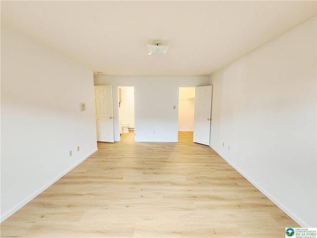 Building Photo - 4501 N Hedgerow Dr