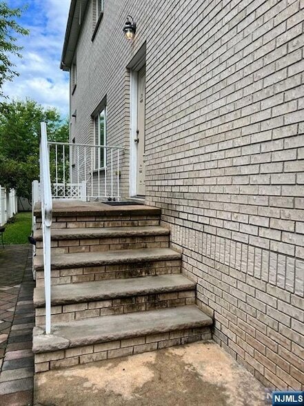 Building Photo - 367 Morse Ave