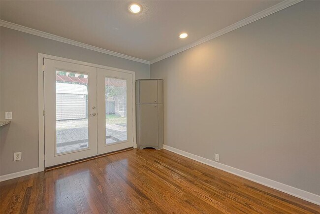 Building Photo - 942 W 30th St