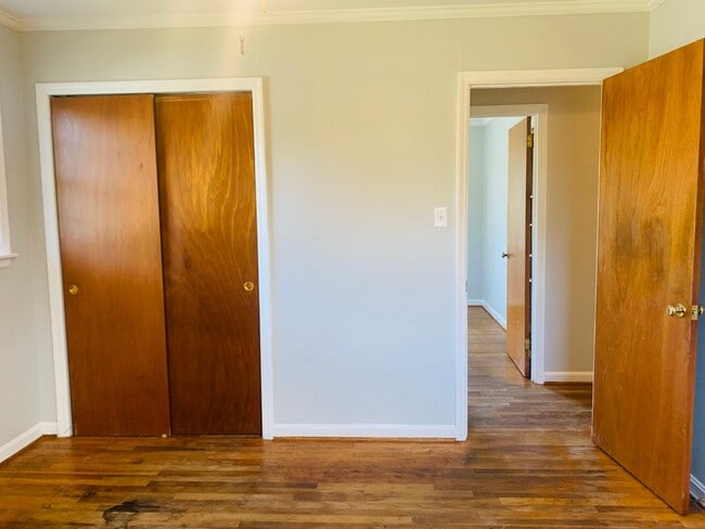 Building Photo - Welcome home! 3 bed, 1.5 bath, newly renov...