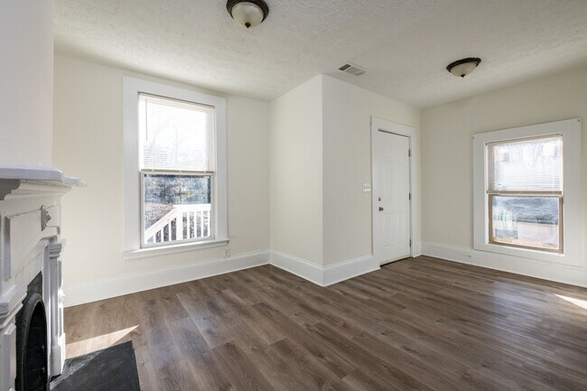 Building Photo - 404 Paines Ave NW