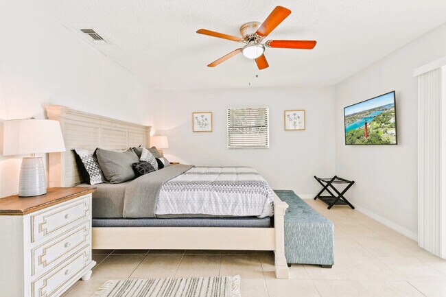 Building Photo - 9126 E Highland Pines Blvd
