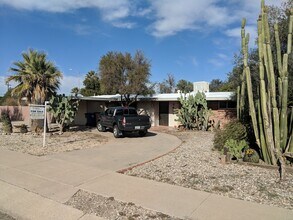 Building Photo - 3 Bedrooms 2 Bath Eastside Rental