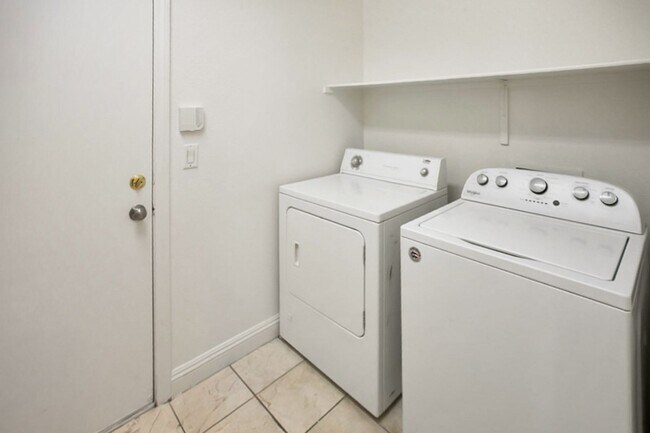 Building Photo - 3 Bed and Loft Summerlin Beauty