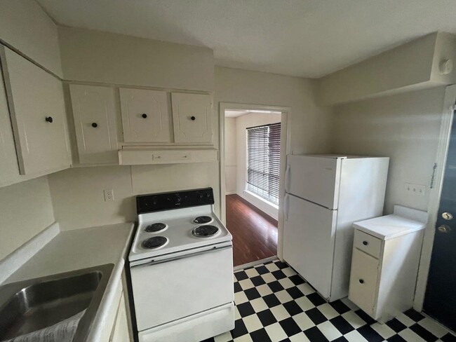 Building Photo - 495 Dickinson St