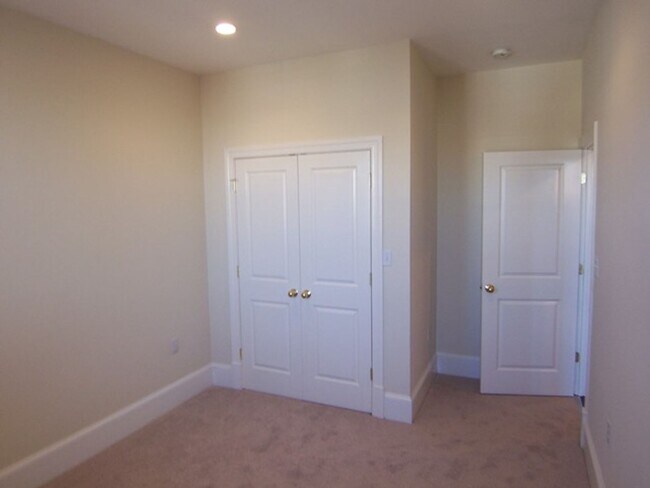 Building Photo - Be Majestic at the Majestic Condominiums! ...