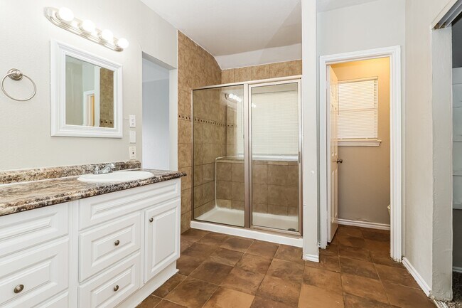 Building Photo - 2322 Piddler Dr