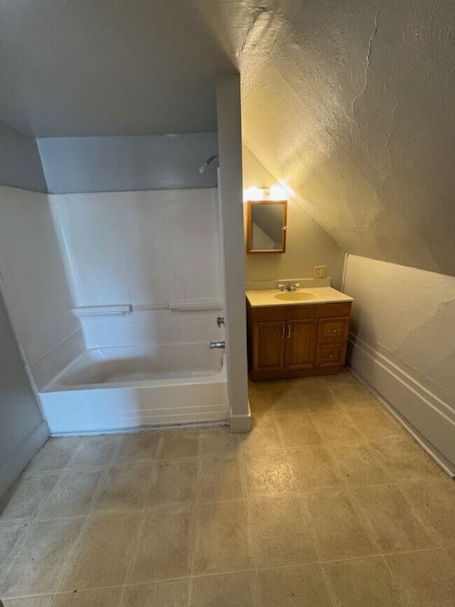 Building Photo - NO APP FEE!