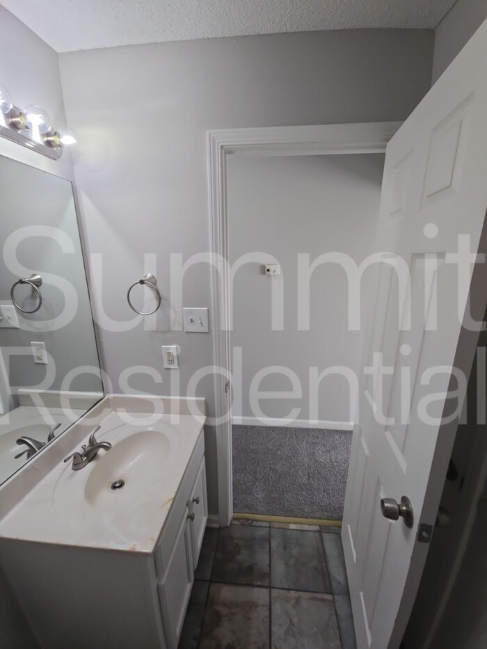 Building Photo - 4560 Longtree Ave