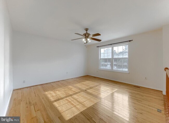 Building Photo - 21133 Woodmere Dr