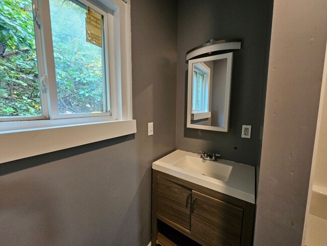 Building Photo - Spacious 5 bedroom 1.5 bathrooms for rent ...