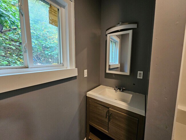 Building Photo - Spacious 5 bedroom 1.5 bathrooms for rent in Hays!