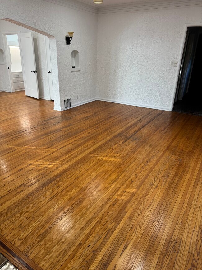 Building Photo - 1260 N Flores St