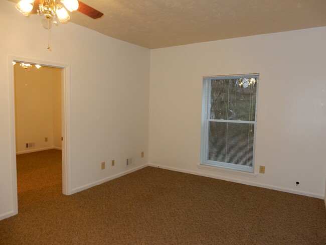 Living room - 302 Crescent Ct